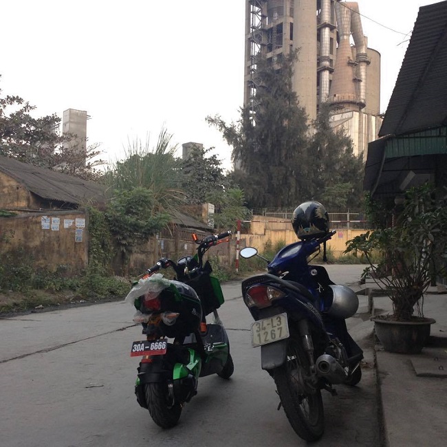 Nhìn nhà máy sản xuất xi măng kia là đúng xe điện Xmen 5 Acquy đời 2014 xanh lá đã về tới Minh Tân, Kinh Môn, Hải Dương luôn rồi các bạn nhé.
